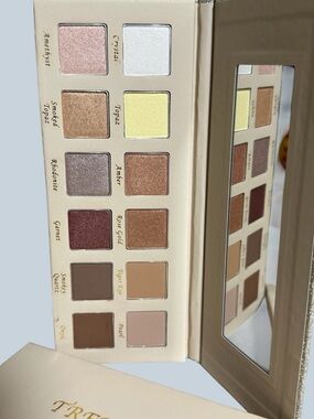Mellow Treasure Chest Eyeshadow Palette - Neutral & Shimmer Shades NIB